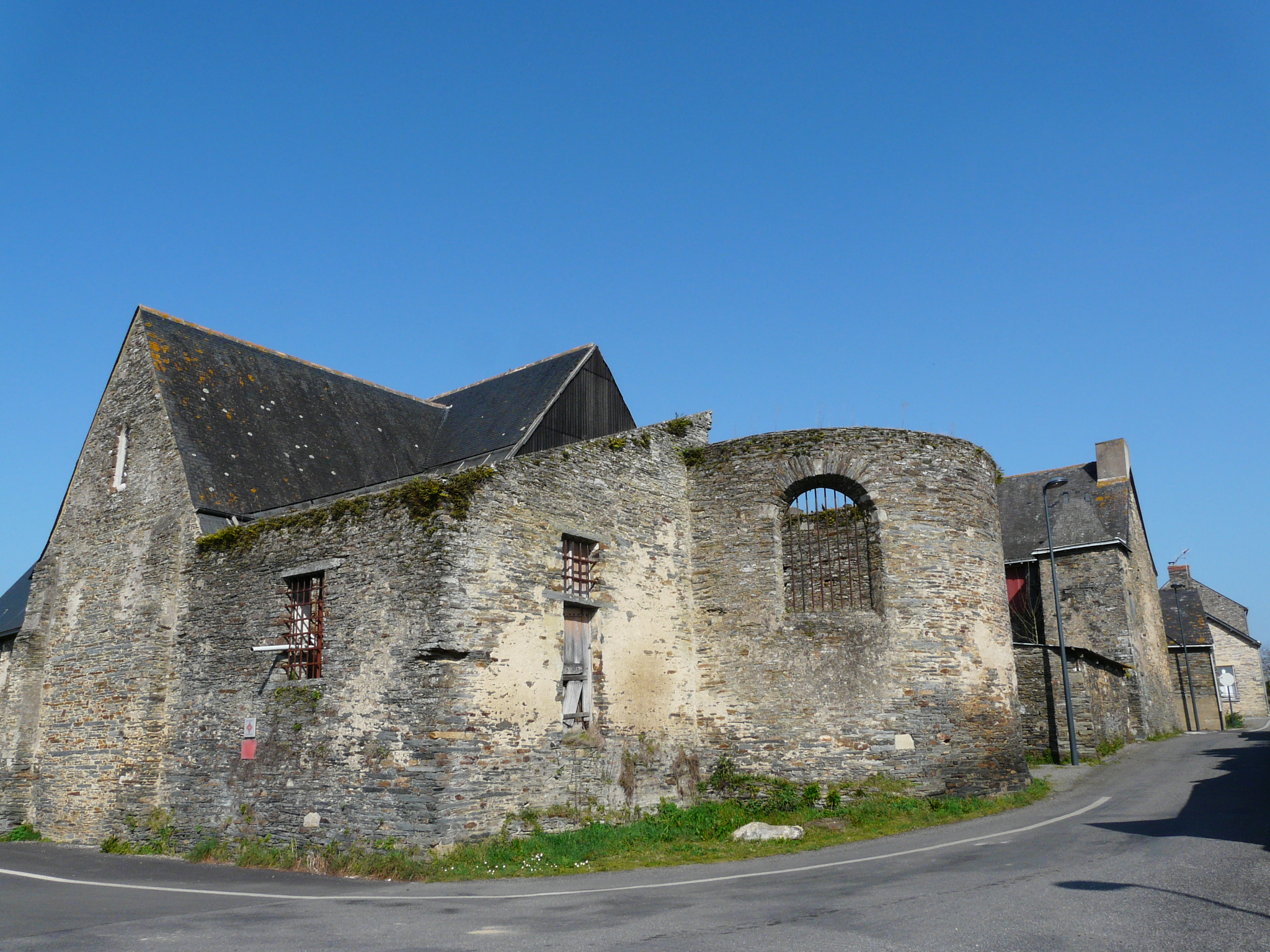 Eglise ruinée à Nozay