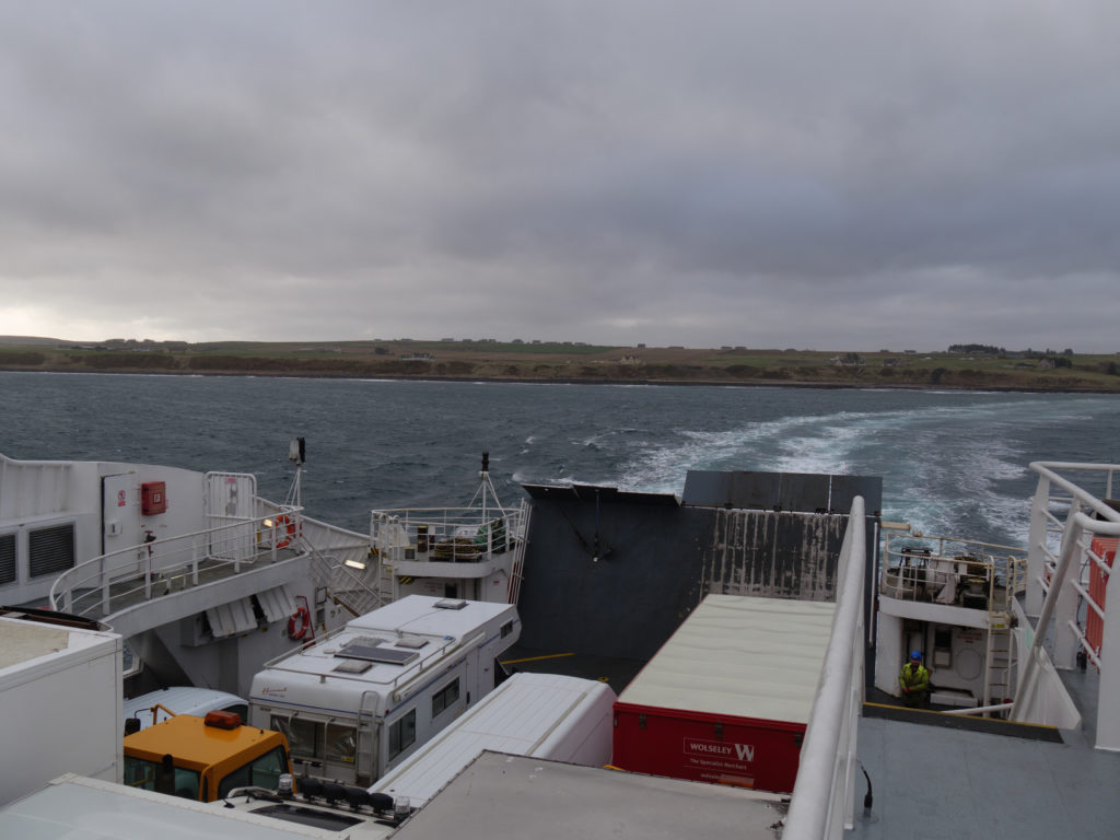 Le Serenity qui navigue jusqu'aux iles Orcades