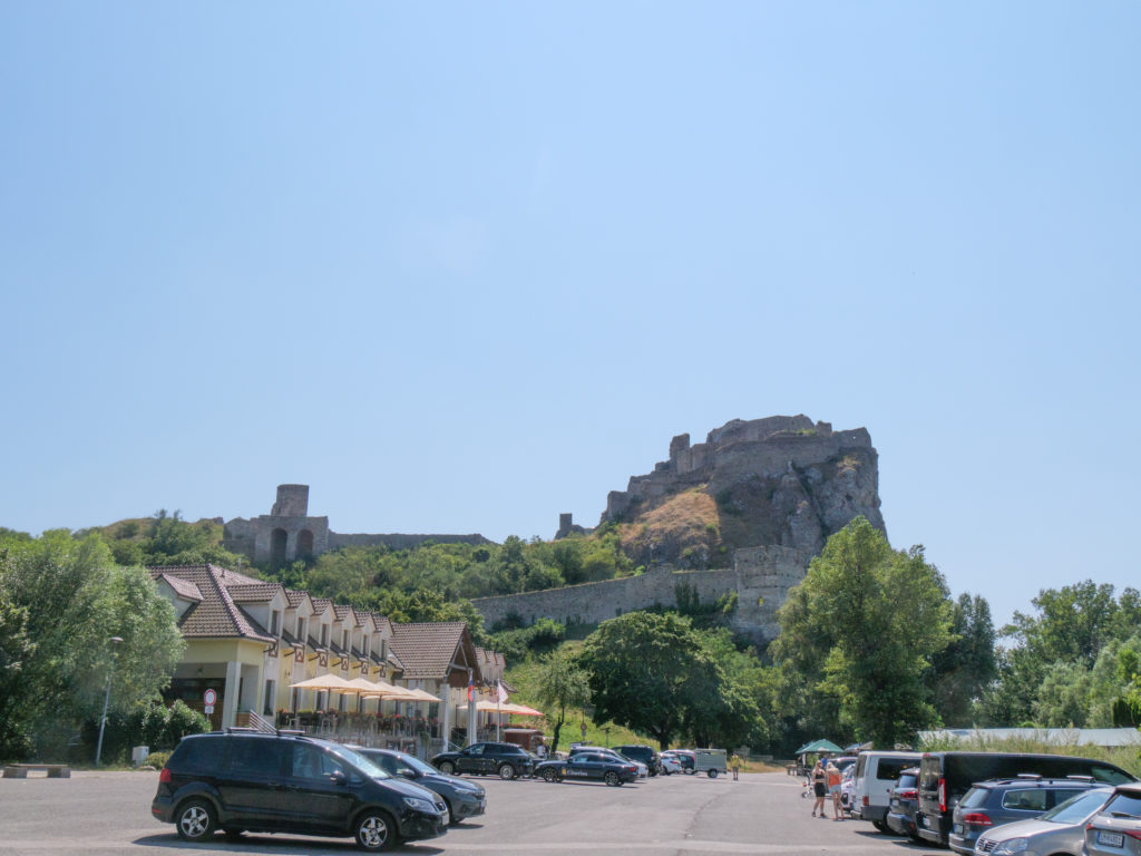 Parking du château de Devin