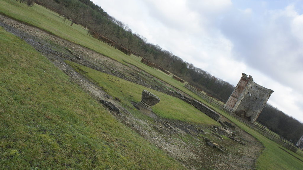 Les restes de l'église de l'Abbaye de Vauclair